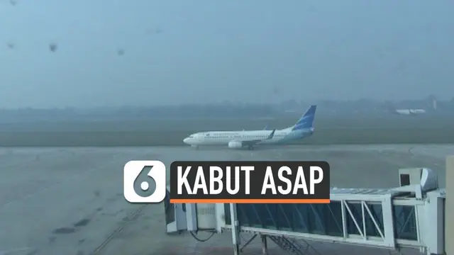 Kabut asap pekat selimuti Palembang termasuk Bandara Internasional Sultan Mahmud Badaruddin II. Jadwal penerbangan terganggu, sejumlah pesawat sempat tertahan mendarat.