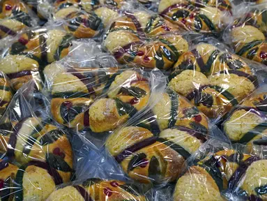 Kue-kue tradisional Rosca de Reyes dijual di toko roti sehari sebelum Epiphany atau Hari Tiga Raja, Mexico City, Meksiko, 5 Januari 2022. (AP Photo/Fernando Llano)