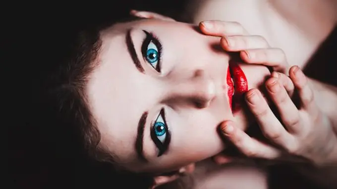 Makeup tebal/copyright Pexels.com