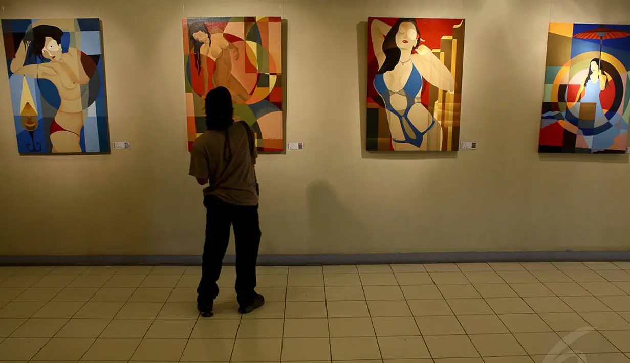 Seorang pengunjung memperhatikan lukisan karya RB Ali di Galeri Cipta 3, TIM, Jakarta, (6/10/14). (Liputan6.com/Faizal Fanani) 