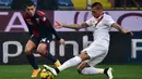 Gelandang Genoa, Iago Falque (kiri) berebut bola dengan bek AS Roma, Jose Holebas pada laga Liga Italia 2014/2015 di Luigi Ferraris Stadium, Genoa (14/12/2014). Iago Falque total membela 4 klub di Liga Italia, yaitu Juventus, Genoa, Torino dan Benevento. Musim tertajamnya terjadi pada 2014/2015 bersama Genoa dengan mencetak 13 gol. Gelar top skor diraih Mauro Icardi (Inter Milan) dan Luca Toni (Hellas Verona) dengan 22 gol. (AFP/Giuseppe Cacace)
