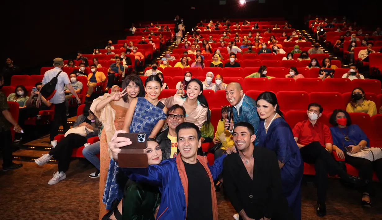 Di sela gala premiere, Reza Rahadian melakukan swafoto dengan Pandji Pragiwaksono, Luna Maya, Manoj Punjabi, Marissa Anita dan sejumlah pemain lain. Mereka tampak semringah. Reza Rahadian optimistis film barunya disambut publik. “Saya percaya bahwa karya yang dekat, yang sumber inspirasinya tidak terlalu jauh, ada di sekitar, itu bisa ter-deliver dengan jujur,” ujarnya. (Foto: Dok. MD Pictures)