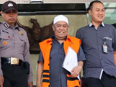 Anggota DPRD Sumatera Utara dari F-Hanura Zulkifli Effendi Siregar berjalan usai diperiksa KPK, Jakarta, Selasa (20/9). Pemeriksaan Zulkifli terkait kasus dugaan suap kepada Anggota DPRD Sumut periode 2009-2014 dan 2014-2019. (Liputan6.com/Helmi Afandi)