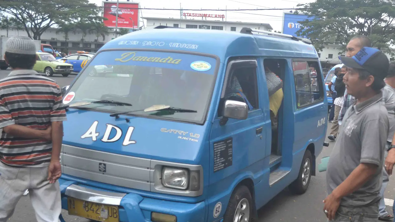 Taksi Online Dilarang Beroperasi, Angkot Gratiskan Penumpang