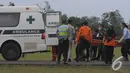 Petugas medis bersama tim gabungan memasukan jenazah penumpang AirAsia QZ8501 menggunakan mobil ambulance untuk dibawa ke RS Sultan Imanuddin di Lanud Iskandar Pangkalan Bun, Kalimantan Tengah, Rabu (7/1/2015).(Liputan6.com/Andrian M Tunay)