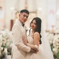 Penyanyi yang juga pemeran Julian Jacob membagikan kabar gembira. Lewat unggahan yang dibagikan, suami Mirriam Eka itu mengumumkan kelahiran anak pertamanya. Kabar ini mengejutkan publik karena keduanya menikah pada Januari 2023 lalu. [Instagram/julianjacs]