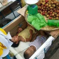 Dua balita tidur di dalam gerobak. (Sumber Foto: viral4real)