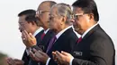 PM baru Malaysia Mahathir Mohamad berdoa saat menghadiri pertemuan bulanan pertamanya di Putrajaya, Malaysia (21/5). Kabinet pemerintahan Malaysia di bawah komando PM Mahathir Mohamad resmi dilantik pada Senin (21/5). (AP/Vincent Thian)