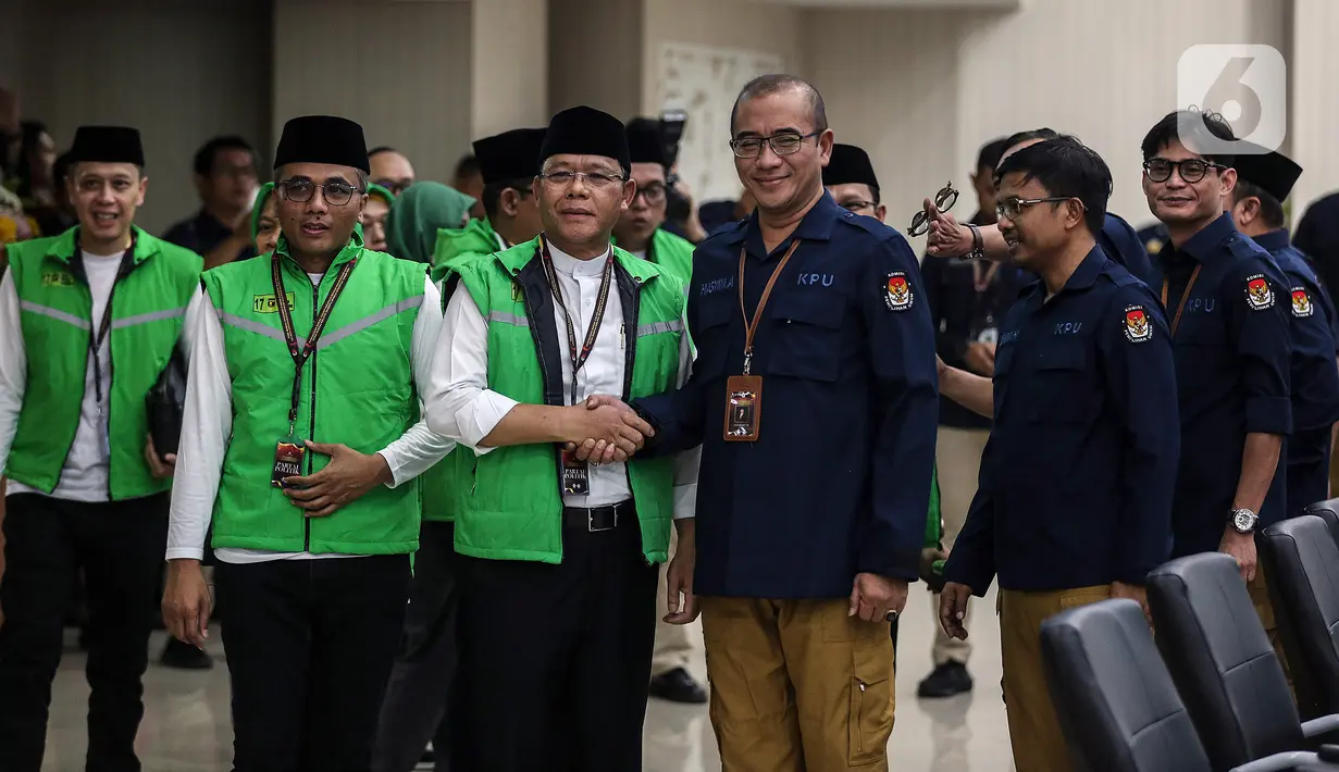 Namun berbeda dari parpol peserta Pemilu 2024 yang telah mendaftarkan Bacaleg ke KPU sebelumnya, tak terdengar nyanyian kader atau elemen pendukung rombongan PPP. (Liputan6.com/Johan Tallo)