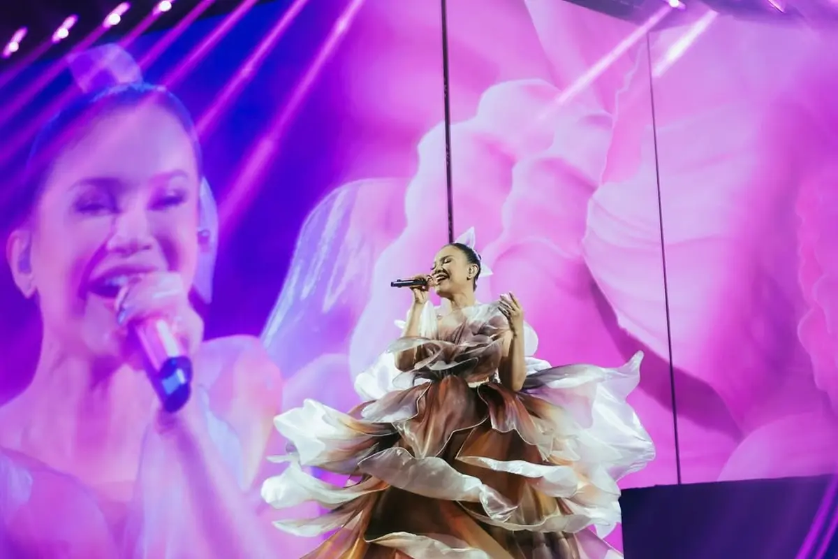 Bak Peri Bunga, Potret Rossa Tampil Mempesona dalam Balutan Gaun Maison Met di Opening Konser 'Here I Am'