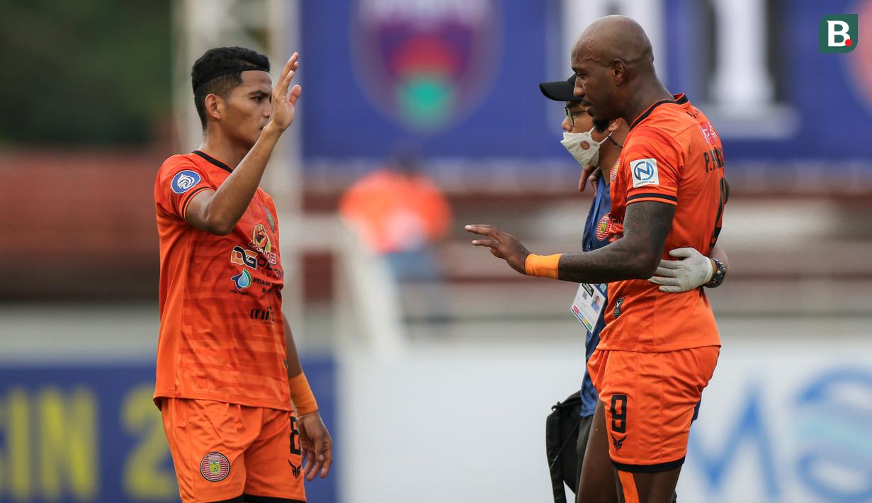 Persiraja Banda Aceh ditahan imbang 1-1 Persita Tangerang dalam laga pekan ke-7 BRI Liga 1 2021/2022 di Stadion Moch. Soebroto, Magelang, Sabtu (16/10/2021). Pencetak gol Persiraja, Paulo Henrique harus ditarik keluar pada menit ke-15 akibat mengalami cedera. (Bola.com/Bagaskara Lazuardi)