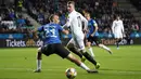 Gelandang Jerman, Marco Reus, berusaha melewati bek Estonia, Nikita Baranov, pada laga Kualifikasi Piala Eropa 2020 di Talinn, Minggu (13/10). Estonia kalah 0-3 dari Jerman. (AFP/Janek Skarzynski)