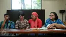 Rizka Amalia (kedua kiri) tersedu saat menceritakan pengalaman kekerasan yang dialaminya di gedung LBH Jakarta, Rabu (8/6/2016). Kekerasan terjadi saat terjadinya gelombang pengusiran eks gafatar awal 2016 lalu. (Liputan6.com/Helmi Fithriansyah)