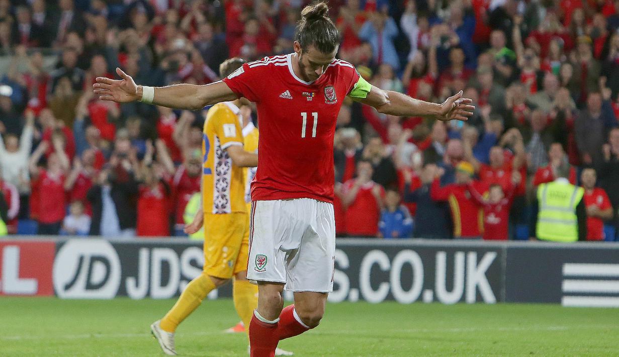Gareth Bale saat merayakan gol kegawang Moldova pada kualifikasi Piala Dunia 2018 di Stadion Cardiff City Stadium, Cardif, Wales Selatan, (6/9/2016) dini hari WIB. (AFP/Geoff Caddick)
