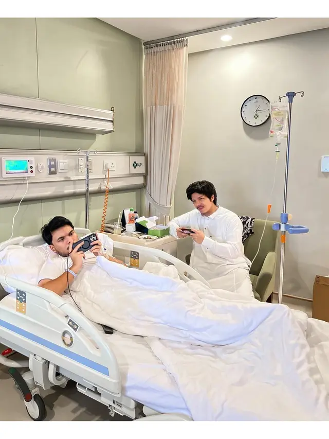 Putus dari Fuji, Ini 6 Potret Thariq Halilintar Dirawat di Rumah Sakit Usai Mimisan