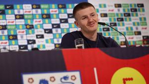 Pemain muda Timnas Inggris, Adam Wharton memberikan keterangan saat konferensi pers menjelang Euro 2024 di Blankenhain, Thuringia, Rabu (12,/06/2024) waktu setempat. (AFP/Adrian Dennis)