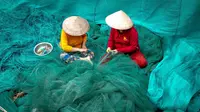 Ilustrasi nelayan, kehidupan. (Photo by Quang Nguyen Vinh: https://www.pexels.com/photo/fishing-fashion-man-person-6346764/)