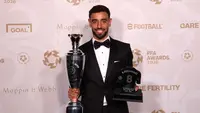 Pemain Manchester United, Bruno Fernandes, meraih penghargaan pemain terbaik dalam PFA Awards 2026 di the Opera House, Manchester, Selasa (25/8/2026) malam waktu setempat. (Darren Staples / AFP)