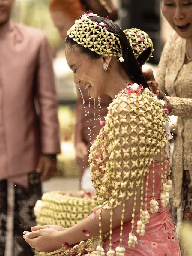 Prosesi Siraman Luna Maya
