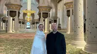 Jason Statham Kunjungi Masjid Syekh Zayed di Abu Dhabi dengan Rosie Huntington-Whiteley. (Instagram/  jasonstatham)