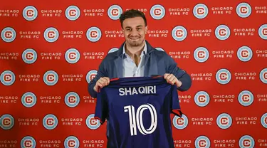 Pesepakbola Swiss Xherdan Shaqiri diperkenalkan sebagai pemain terbaru yang ditunjuk untuk klub Amerika Serikat (MLS), Chicago Fire FC selama konferensi pers di Chicago, Illinois, pada 21 Februari 2022. Shaqiri diikat kontrak hingga 2024 mendatang. (KAMIL KRZACZYNSKI / AFP)