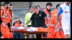 Gelandang AS Roma, Radja Nainggolan menghampiri Federico Mattiello usai mengalami cedera pada laga serie A di Marcantonio Bentegodi, Verona, Italia (8/3/2015). Verona bermain imbang 0-0 dengan AS Roma. (Twitter.com/SportsJOEdotie)