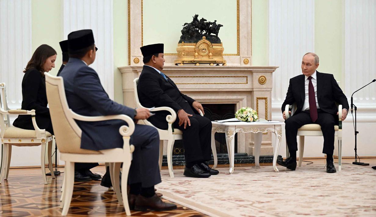 Presiden Prabowo Subianto diketahui tiba di Bandara Vnukovo-2, Moskow, pada pukul 07.45 waktu setempat dan disambut oleh pejabat tinggi Rusia sebelum melanjutkan pertemuan empat mata dengan Presiden Vladimir Putin. Tampak dalam foto, Presiden Republik Indonesia, Prabowo Subianto (kedua kanan) saat melakukan pertemuan dengan Presiden Rusia Vladimir Putin di Istana Kremlin, Moskow pada Senin 13 April 2026. (Igor IVANKO/POOL/AFP)