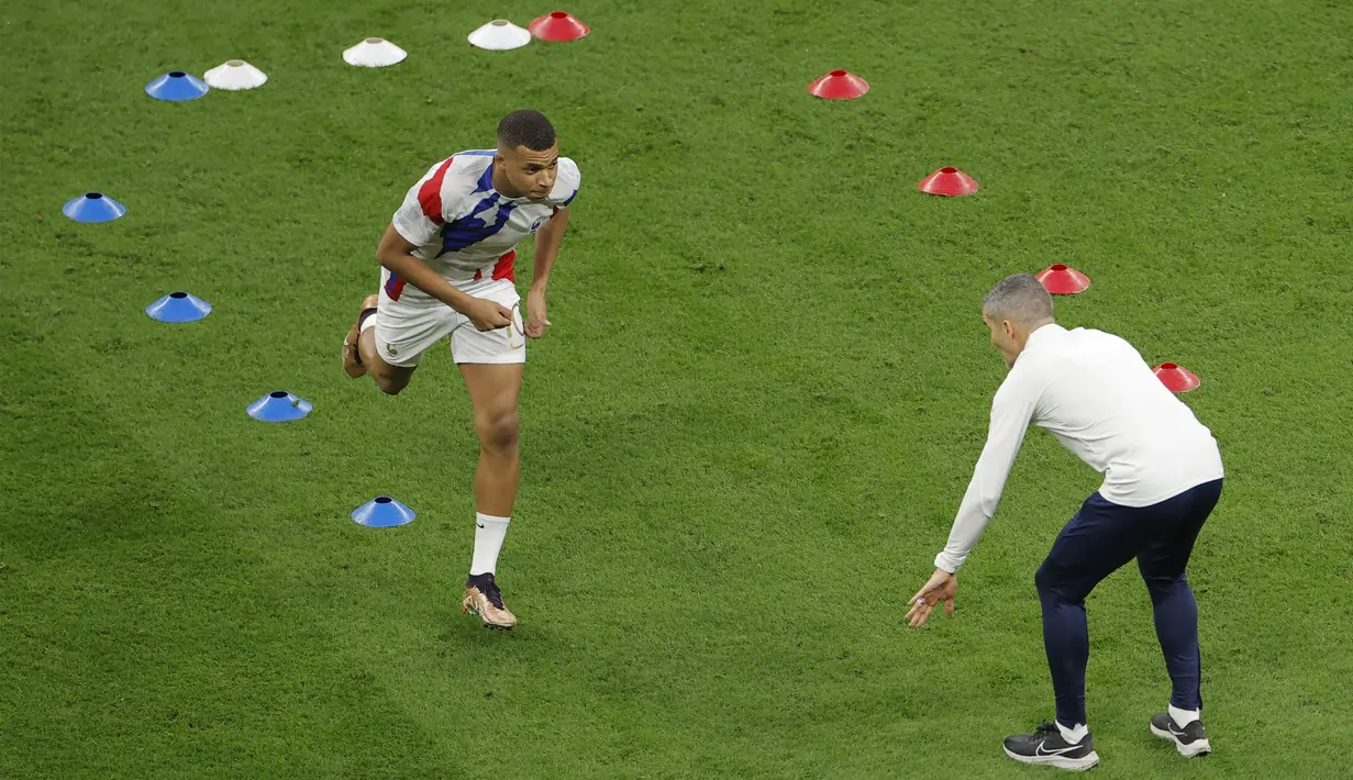 Sebelum pertandingan semifinal Piala Dunia 2022 dimulai kedua tim akan melakukan latihan ringan terlebih dahulu. Tak terkecuali bagi Kylian Mbappe yang ikut serta dalam sesi tersebut. (AFP/Odd Andersen)