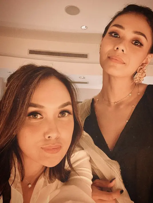 Keduanya tampil kompak dengan pakain hitam putihnya. Sara dengan kemeja putih, sedangkan Adinia mengenakan atasan hitam v neck. (@sarawijayanto)