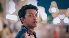 Bayu Eko Moektito atau akrab disapa Bayu Skak, komedian yang mengawali kariernya menjadi YouTuber. Bayu memang terkenal sebagai sosok yang selalu mengedepankan budaya Jawa Timur. Kebanggaannya terhadap budaya, bahkan membuat Bayu kerap memakai batik di berbagai kesempatan (Liputan6.com/IG/@moektito)