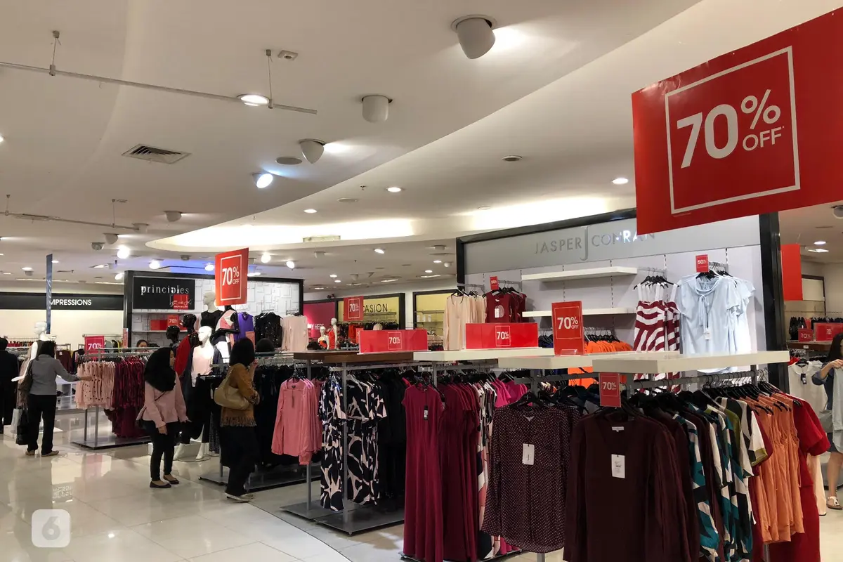 Kondisi gerai ritel Debenhams di Senayan City sebelum tutup. Gerai ritel ini mengumbar diskon besar-besaran bagi berbagai produknya (Vina A. Muliana/Liputan6.com)