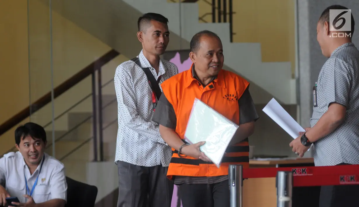 Kepala Dinas Pendidikan Kabupaten Cianjur Cecep Sobandi (tengah) usai menjalani pemeriksaan di Gedung KPK, Jakarta, Selasa (2/4). Cecep Sobandi diperiksa sebagai tersangka terkait dugaan gratifikasi atau suap Dana Alokasi Khusus (DAK) Pendidikan Kabupaten Cianjur TA 2018. (merdeka.com/Dwi Narwoko)
