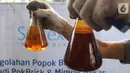 Minyak bakar hasil daur ulang popok bayi bekas pakai di Guna Olah Limbah (GOL), Bandung, Jawa Barat, Kamis (16/1/2020). PT Softex Indonesia mendaur ulang popok bayi bekas pakai menjadi pokbrick dan minyak bakar yang bernilai dan fungsional. (Liputan6.com/Fery Pradolo)