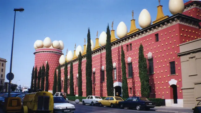 Tampak luar bangunan Teater Museum Gala Salvador Dali. (Sumber Wikimedia Commons)