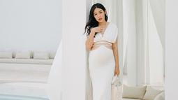 Istri chef Arnold ini tampil memesona saat menjalani pemotretan terbaru. Tengah mengandung anak kedua, Tiffany memamerkan baby bump-nya yang sudah semakin besar. Dengan balutan outfit berwarna putih, wanita kelahiran 1990 ini tampil begitu elegan sesuai warna background pada foto. (Liputan6.com/IG/@tiffanysoetanto)