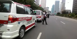 Ledakan bom terjadi di pos polisi Sarinah, Thamrin pada hari ini, Kamis, 14 Januari 2016. Mobil-mobil ambulans pun berdatangan untuk memberikan bantuan. (Fathan Rangkuti/Bintang.com)