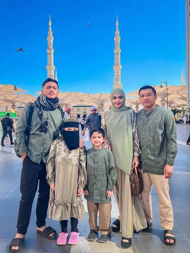 Momen Ashanty dan Anang Jalani Umroh Bareng Keluarga, Penuh Suka Cita