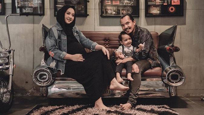 Potret kebersamaan Cella dengan istri dan anak pertamanya. (Sumber: Instagram/@cellanadalam)