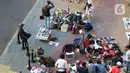 Pedagang kaki lima menjajakan dagangannya di trotoar kawasan Kebayoran Lama, Jakarta, Jumat (15/5/2020). Kondisi ini menyulitkan pejalan kaki yang akan melintasi trotoar di kawasan tersebut. (Liputan6.com/Helmi Fithriansyah)