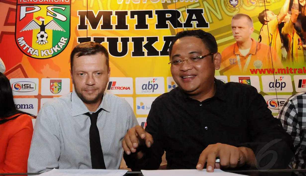 Scott Cooper (kiri) bersama Presiden klub Mitra Kukar, Endri Erawan bersiap menandatangani kontrak kerja di Jakarta, (11/12/2014). (Liputan6.com/Helmi Fithriansyah)