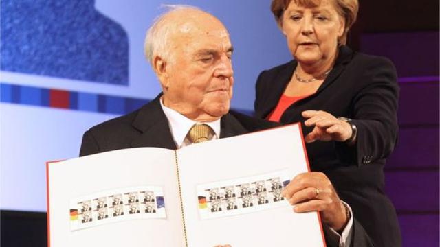 Helmut Kohl (kiri), bersama Kanselir Jerman saat ini Angela Merkel (kanan). (AFP)