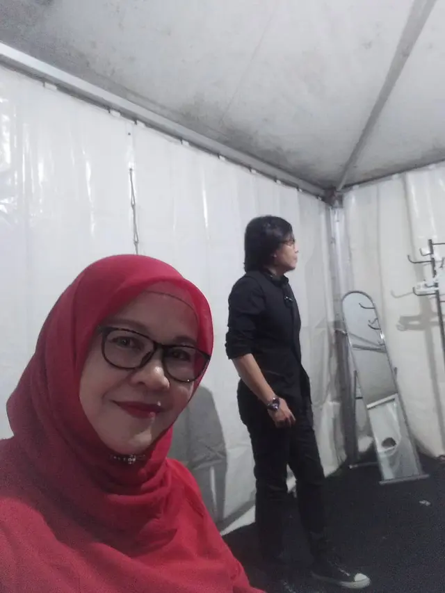 Setia Menemani, Ini 7 Potret Ari Lasso dan Kakak Sulungnya yang Seorang Muslim