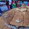 Cholitas berpose untuk foto selama presentasi "sandwich de chola" raksasa, di La Paz, Bolivia, Selasa, 2 Juli 2024. (AP Photo/Juan Karita)