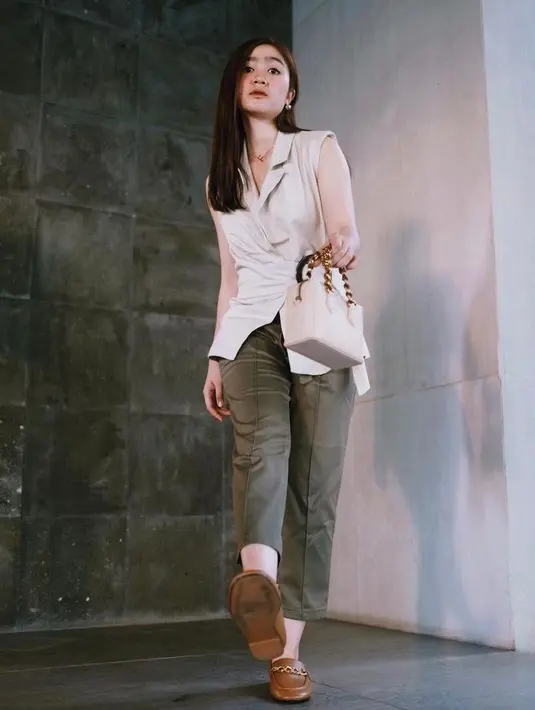 Padukan celana bahan warna army dan wrap top warna cream ala Febby Rastanty. Kece! (Instagram/febbyrastanty).