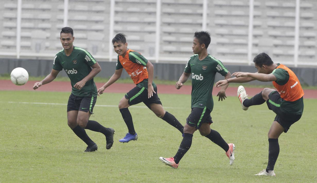 Pemain Timnas Indonesia U-22, Witan Sulaeman, saat latihan di Stadion Madya, Senayan, Senin (21/1). Latihan kali ini tidak dipimpin Indra Sjafri karena sedang mengikuti lisensi kepelatihan Pro AFC di Spanyol. (Bola.com/M Iqbal Ichsan)