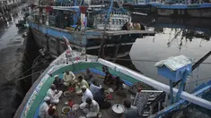 Nelayan duduk di atas kapal saat mereka berdoa sebelum berbuka puasa selama bulan suci Ramadhan di galangan kapal di kota pelabuhan Karachi, Pakistan pada 18 April 2022. Setelah menjalani ibadah puasa, waktu buka puasa menjadi momen yang dinanti oleh umat Islam. (Rizwan TABASSUM / AFP)