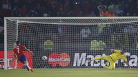 PENENTU - Penalti Alexis Sanchez membawa Timnas Cile juara Copa America 2015. (REUTERS/Ivan Alvarado)