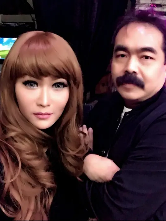 Perjalanan waktu membuat Inul Daratista sadar bahwa ia dan suami tak lagi muda. Bukan waktunya lagi berpikir aneh-aneh. Prioritas mereka, bahagia bersama si buah hati. “Mikirin anak saja buat masa depannya agar bisa bahagia seperti kita berdua. Sebagai artis cobaannya juga besar. Sebagai suami artis pasti godaannya juga gede. Saling memahami,” Inul Daratista berbagi kiat. (Foto: Dok. Instagram @inul.d)