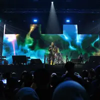 Konser 90's Intimate 2nd Edition bukan sekadar panggung musik berskala besar, melainkan menjadi ruang temu antara musisi dan penonton dalam suasana yang lebih dekat. Tampak dalam foto, penampilan asal Amerika Serikat, Peabo Bryson di konser 90's Intimate 2nd Editionkonser  di Istora Senayan, Jakarta, Sabtu (7/2/2026). (Fimela.com/Adrian Putra)