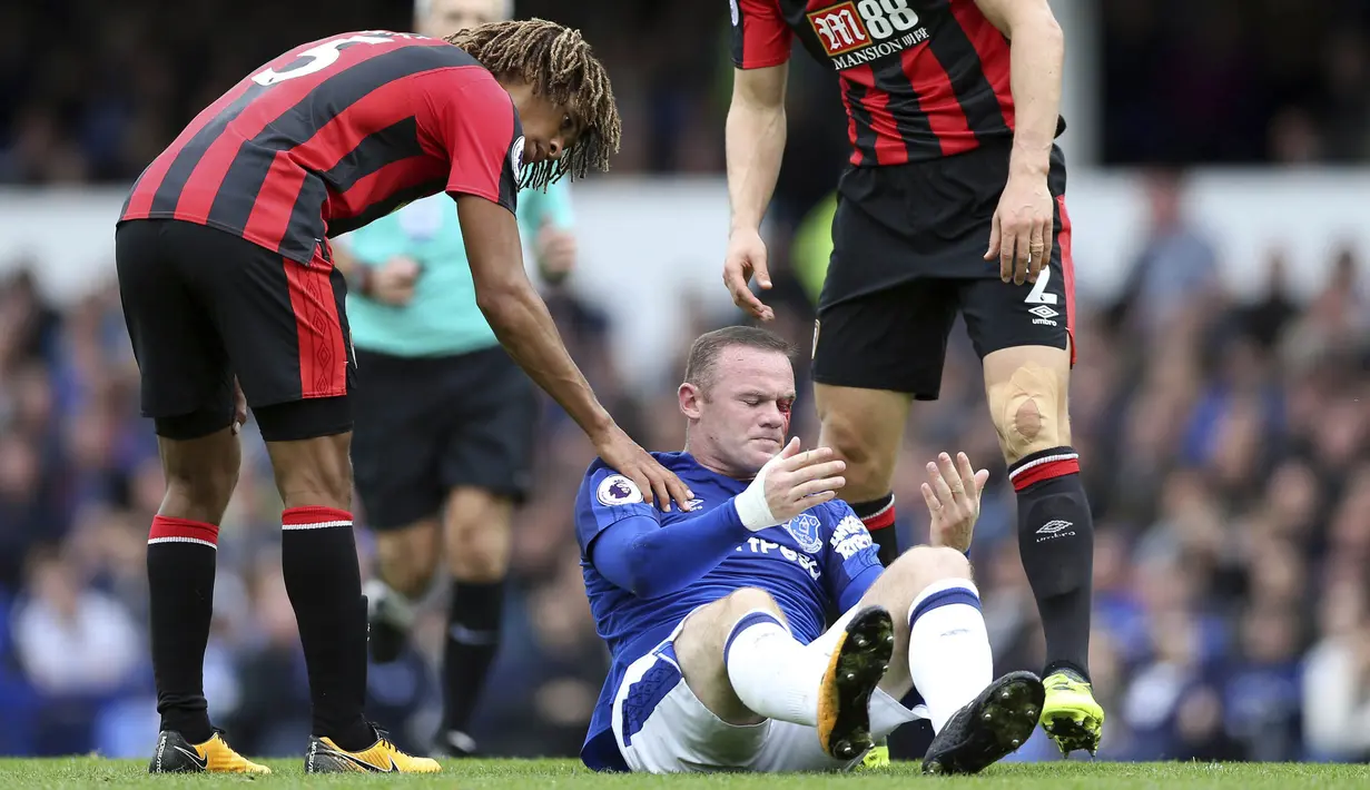 Striker Everton, Wayne Rooney, mengalami pendarahan di mata kirinya usai duel udara dengan bek Bournemouth, Simon Francis, pada Premier League, di Stadion Goodison Park, Sabtu (23/9/2017). Everton menang 2-1 atas Bournemouth. (AP/Barrington Coombs)